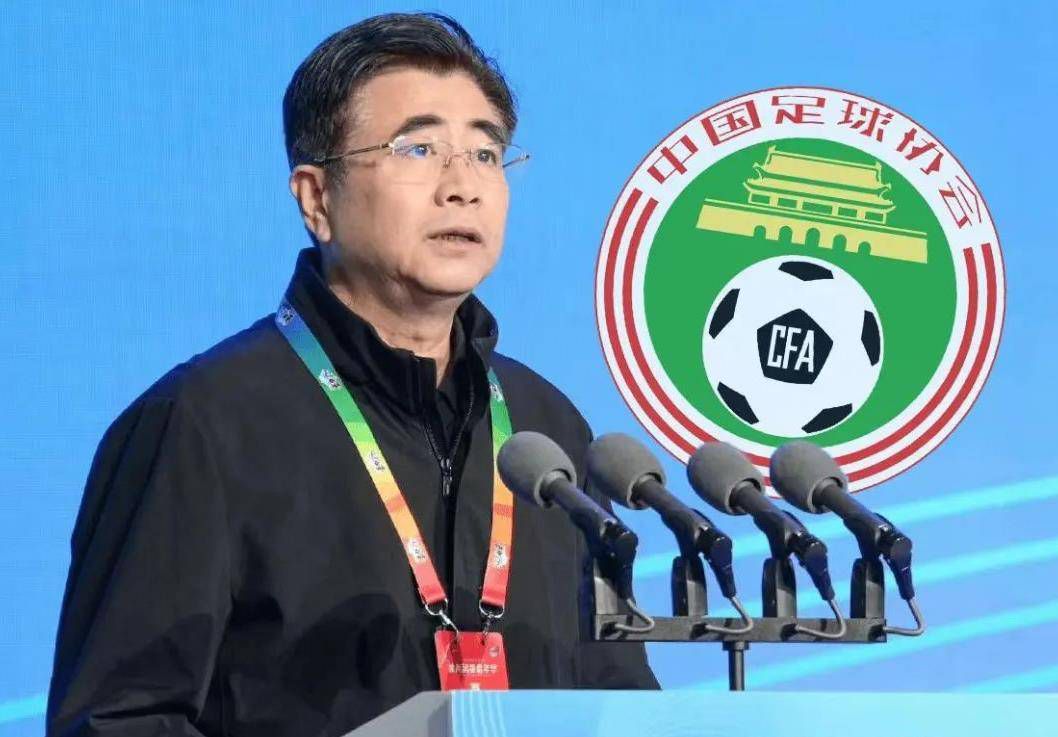 足球报：足协倾向全面重开异地搬迁、股权转让据《足球报》记者程善报道，执行了七年之久的禁止异地搬迁、股权转让的规定在2024赛季会有重大变化，足协内部的相关研讨倾向于全面重开。